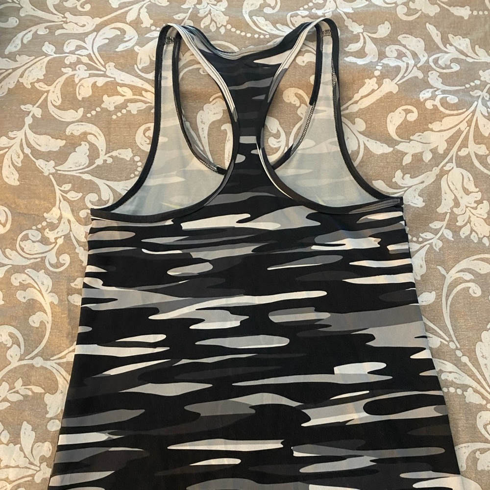 Workout top - Picture 2 of 3